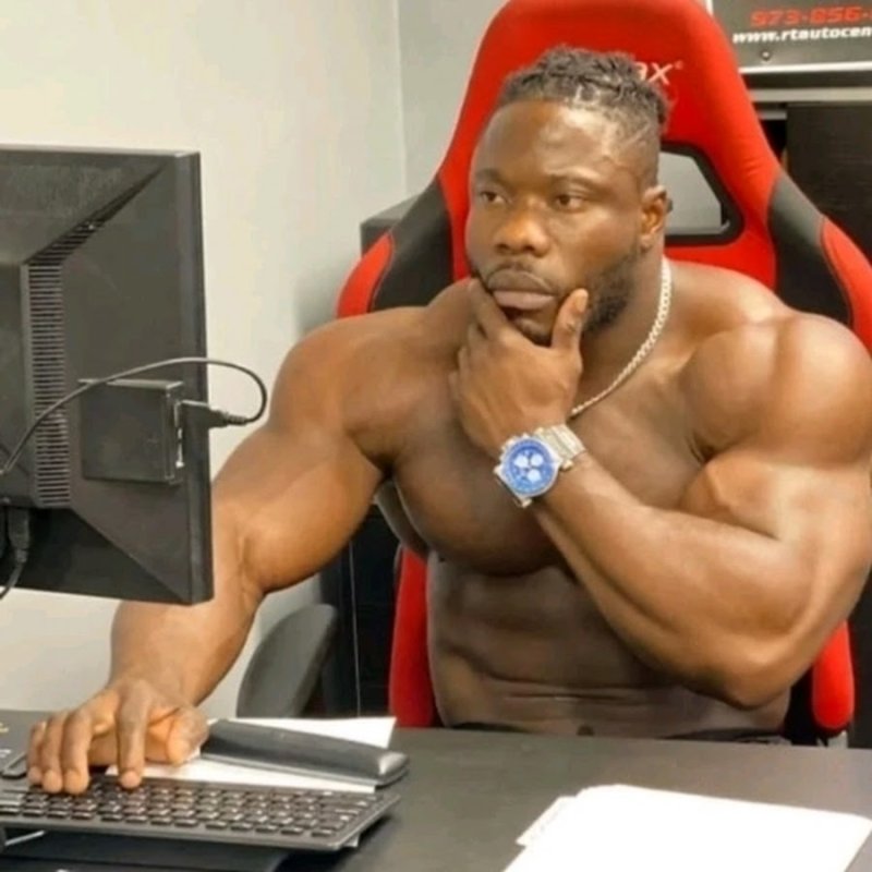 Качок с ноутбуком