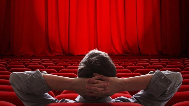 Люди смотрят кино в кинотеатре