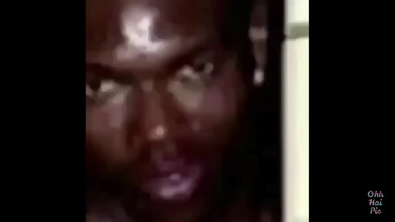 Негр выглядывает из за угла