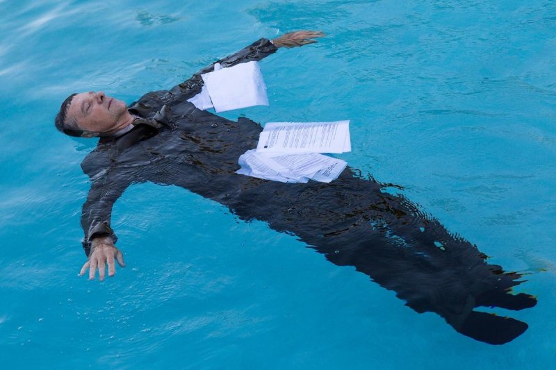 Человек лежит в воде