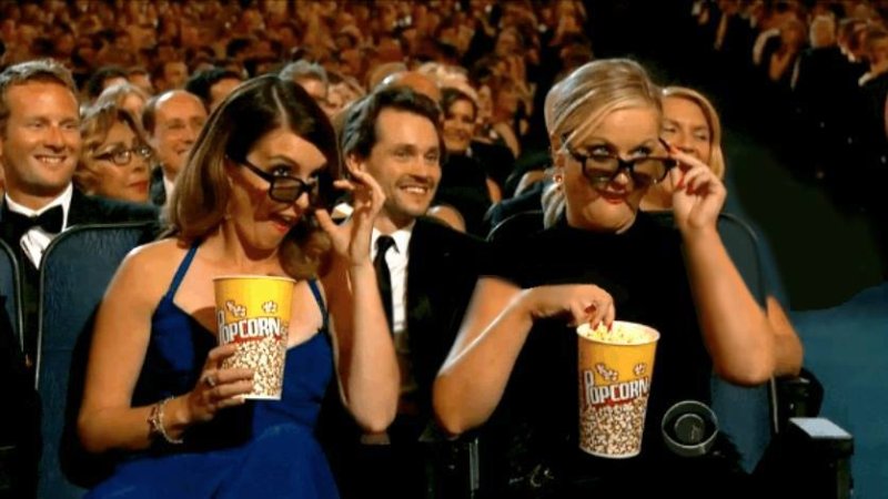 Ест попкорн