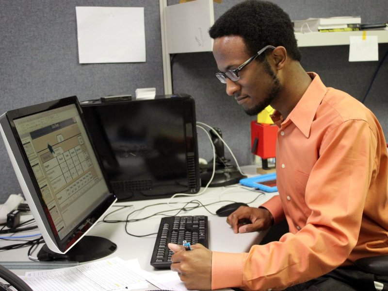 Афроамериканец за компьютером