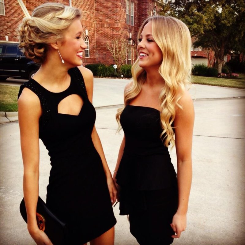 Две девушки в черных платьях