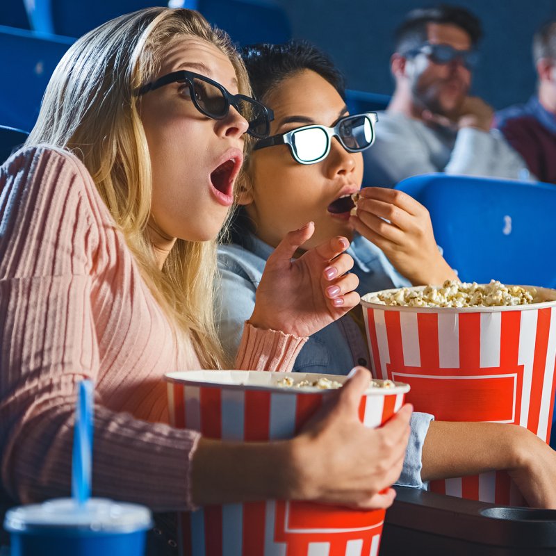 Человек в кинотеатре с попкорном