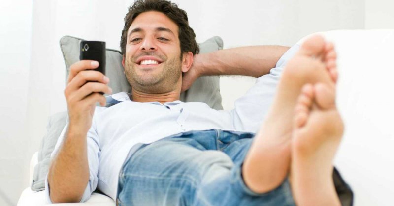 Человек лежит с телефоном