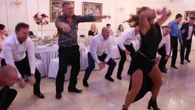 Мужчина танцует на свадьбе
