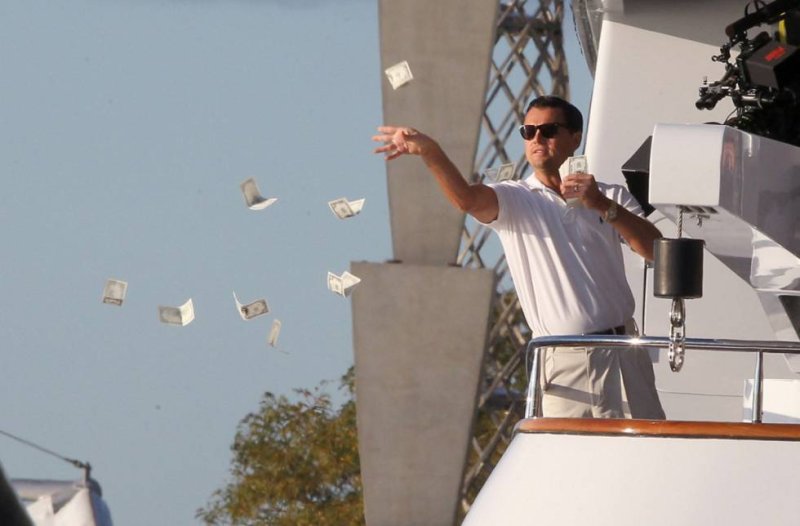 Леонардо ди Каприо бросает деньги