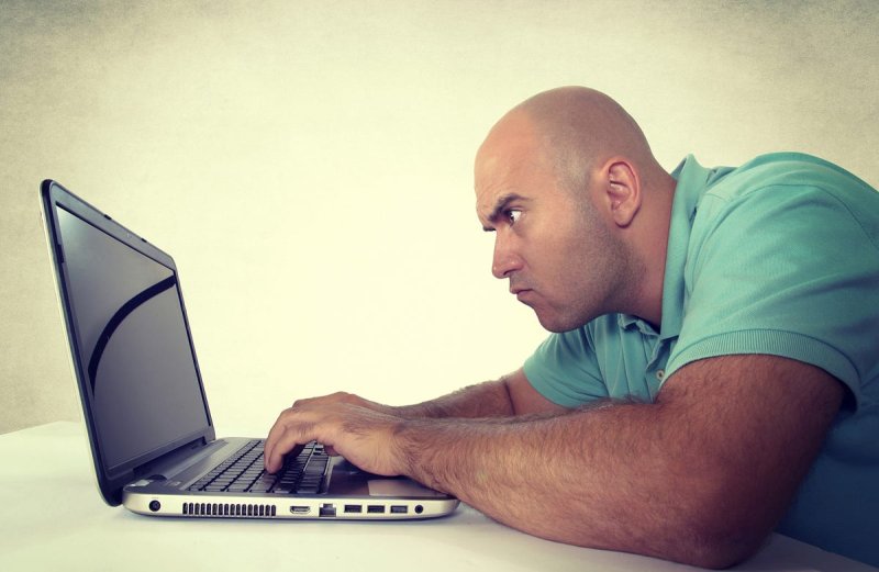 Лысый мужчина за компьютером