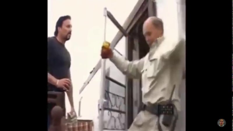 Мужчина падает с лестницы gif