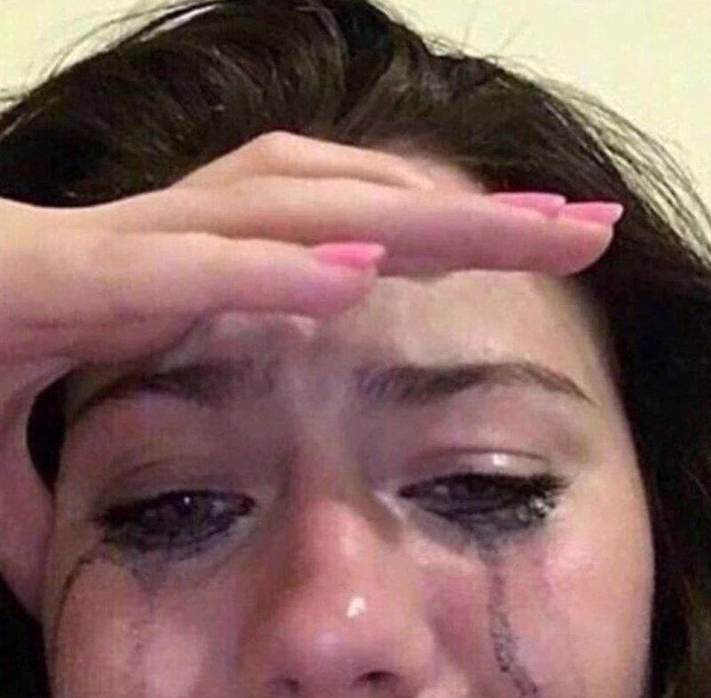 Девушка плачет