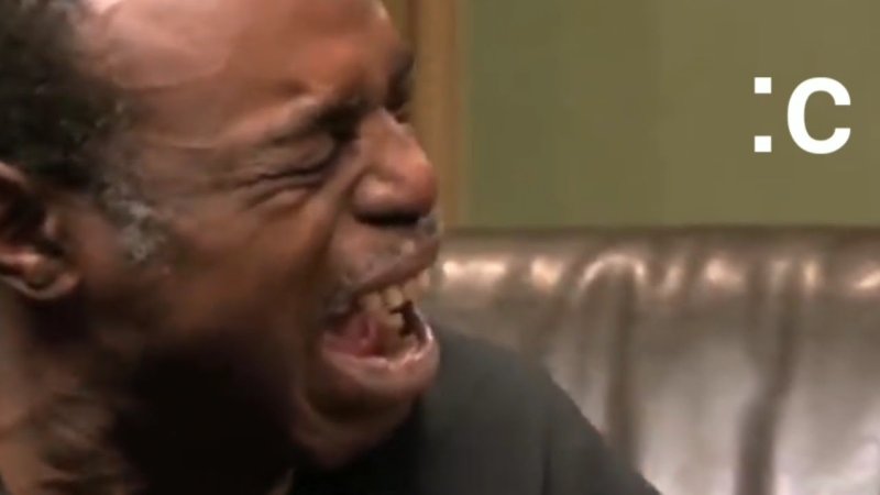 Мужик плачет