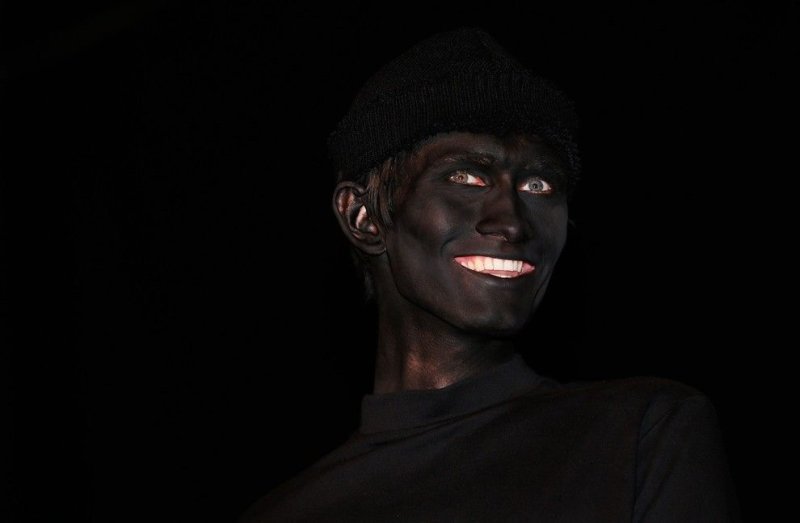 Черный негр улыбается