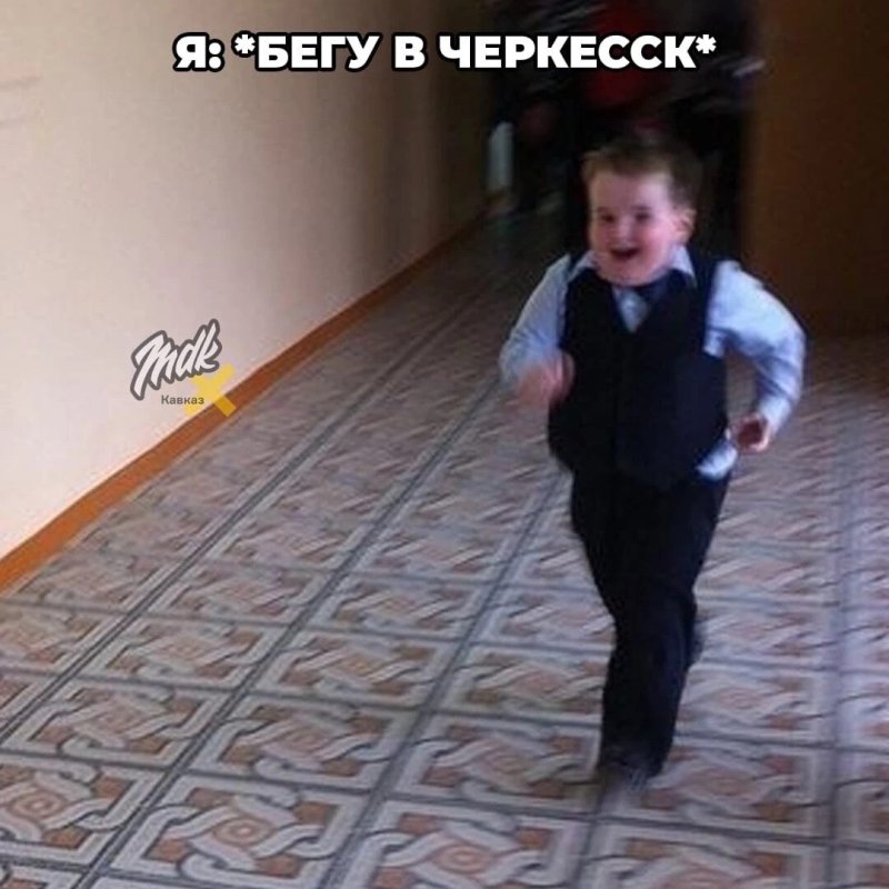 Толстый школьник бежит