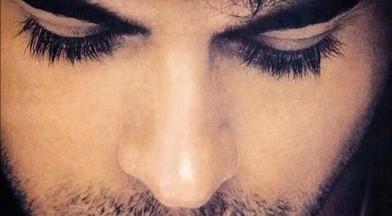 Парень с красивыми ресницами