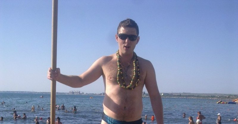 Мужчины на пляже смешные