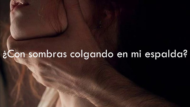 Держит девушку за волосы