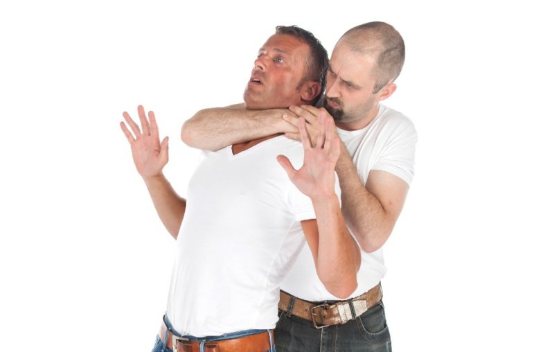 Человек душит другого