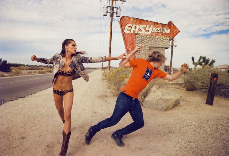 Мужик убегает от женщины