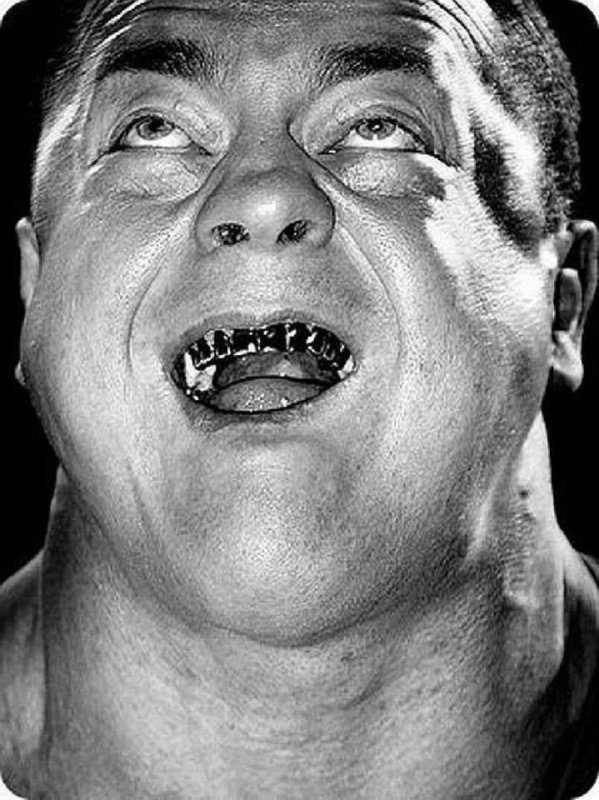 Лицо человека напряженное