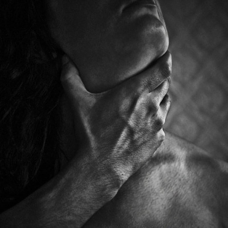 Держит девушку за волосы