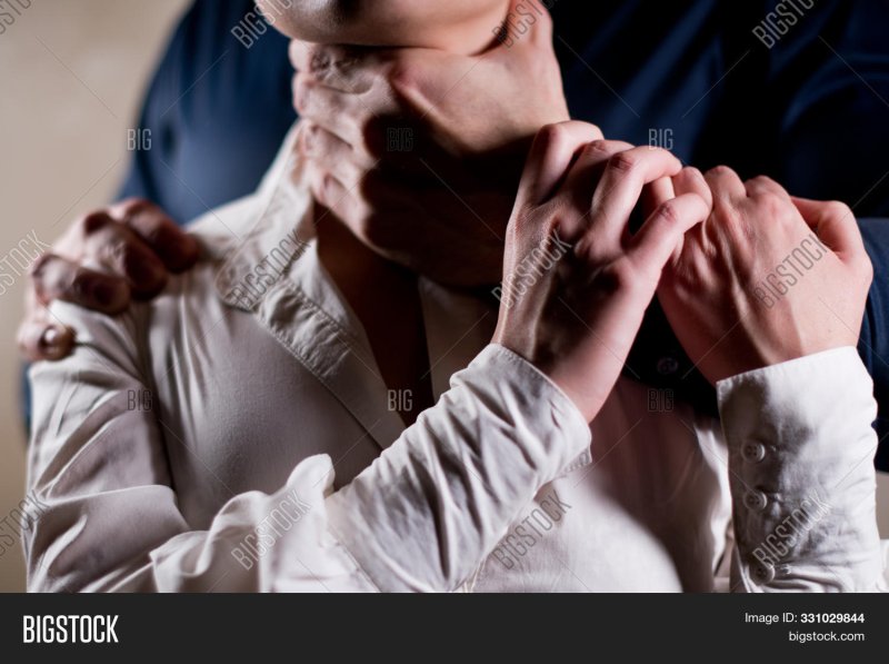 Человек душит другого