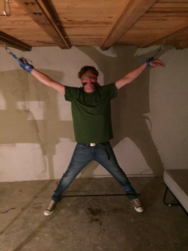 Связанный парень скотчем