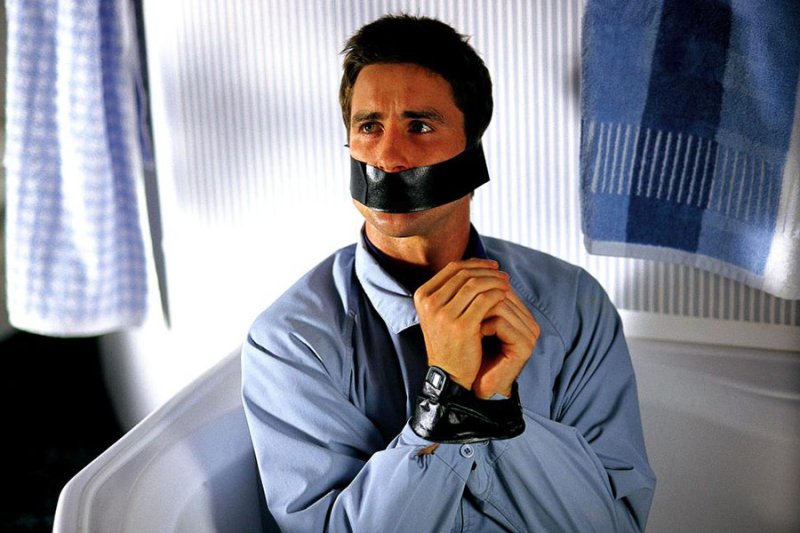 Связанные люди с заклеенным ртом