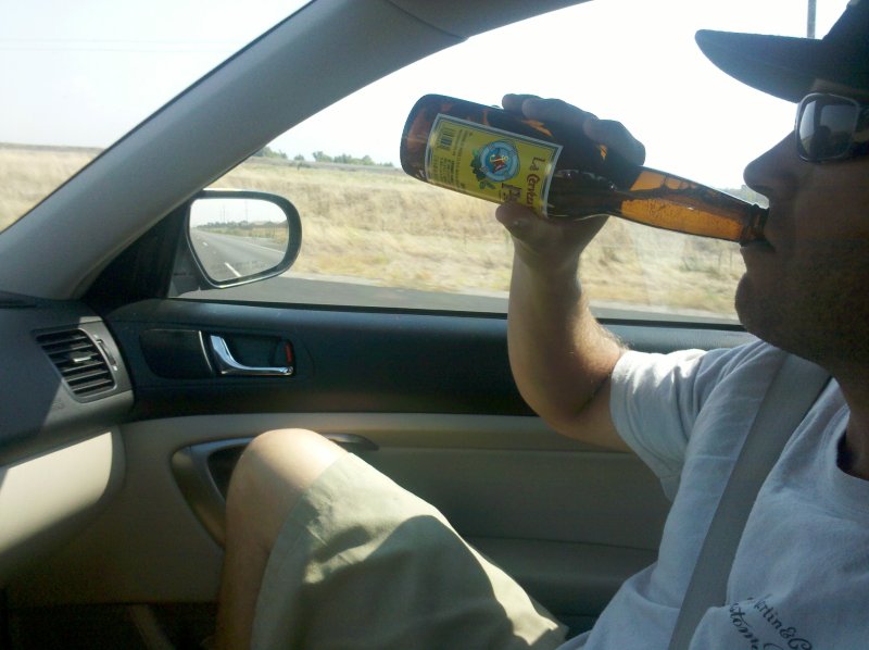 Пьют в машине