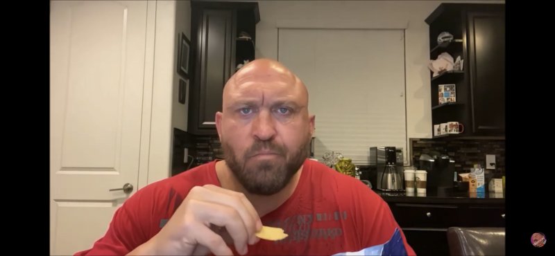 Лысый ест чипсы