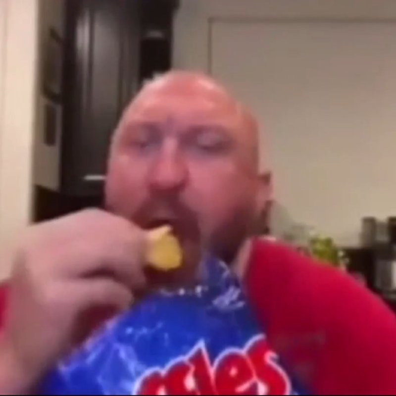 Лысый мужик хавает чипсы