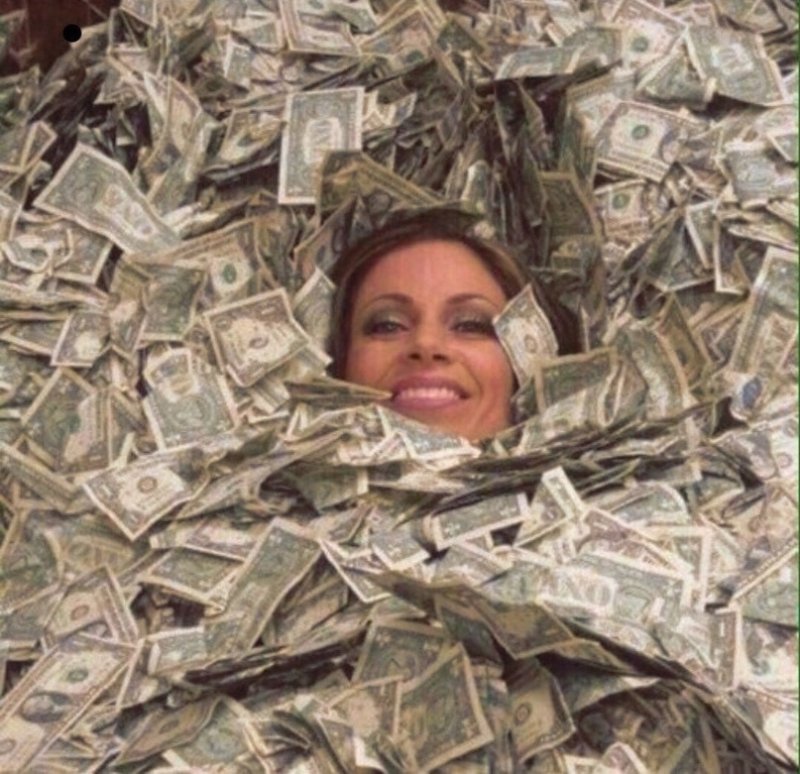 Женщина купается в ден