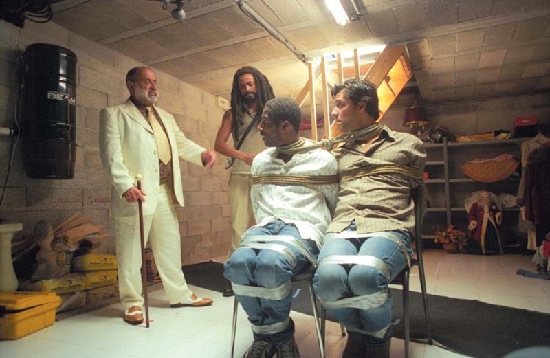 Связанный человек в подвале