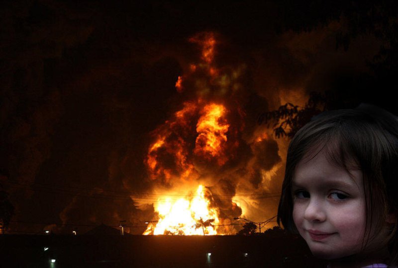 Девочка и горящий дом