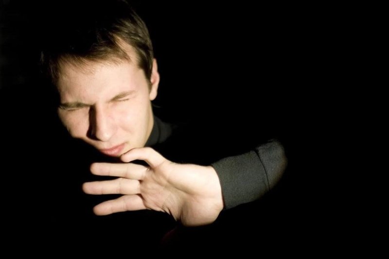 Яркий свет в лицо