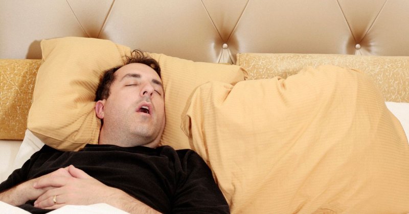 Смешной спящий человек