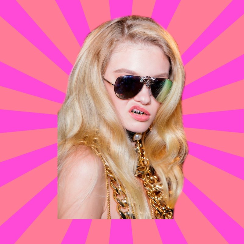 Девочка в очках из мема