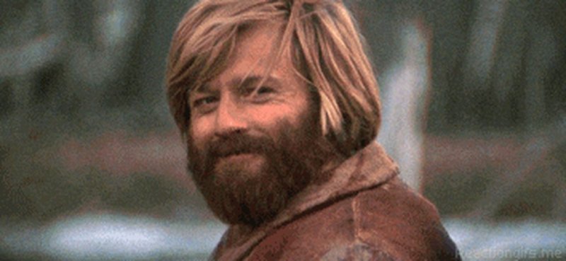 Бородатый мужик кивает