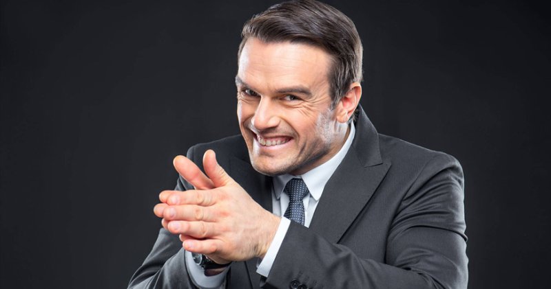 Человек с ухмылкой