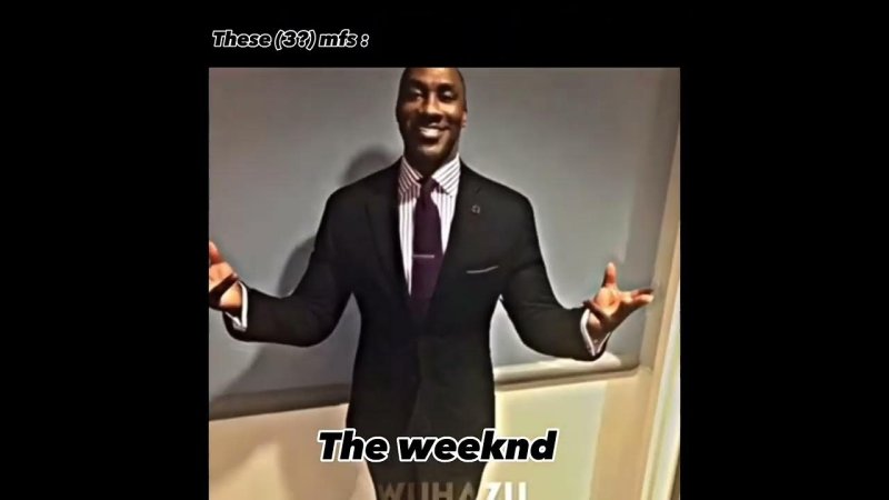 Негр в костюме улыбается