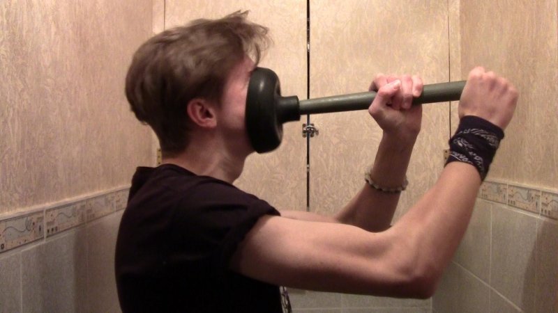 Человек с вантузом на голове