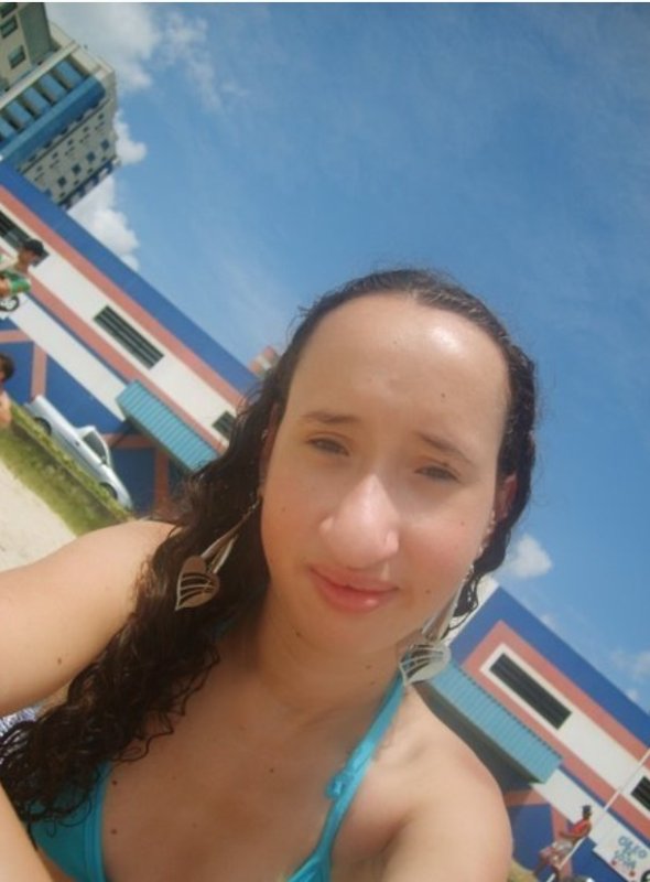 Огроменный нос у девушки