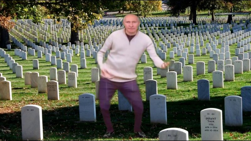 Чел рядом с могилой