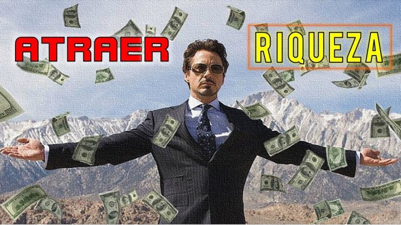 Мужчина купается в деньгах