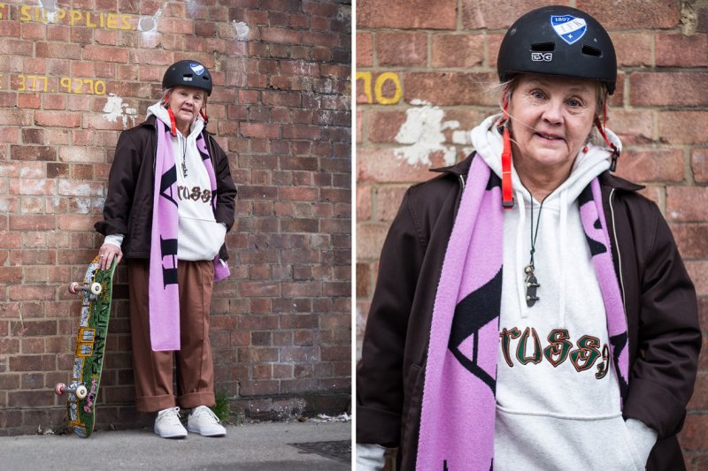 Старик на самокате