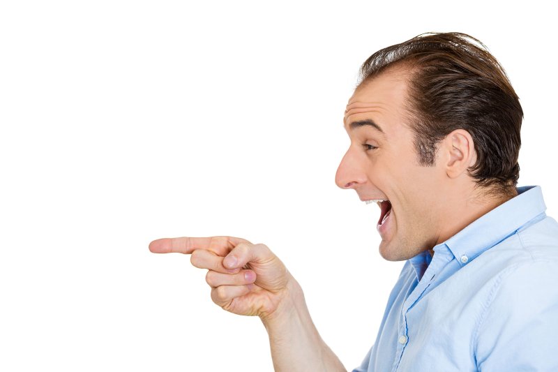 Человек тычет пальцем