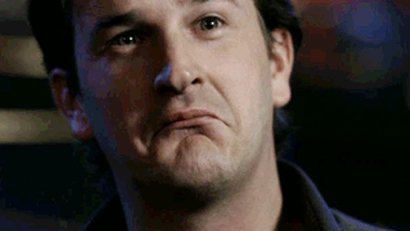 Одобрительно кивает