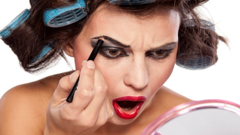 Девушка красится