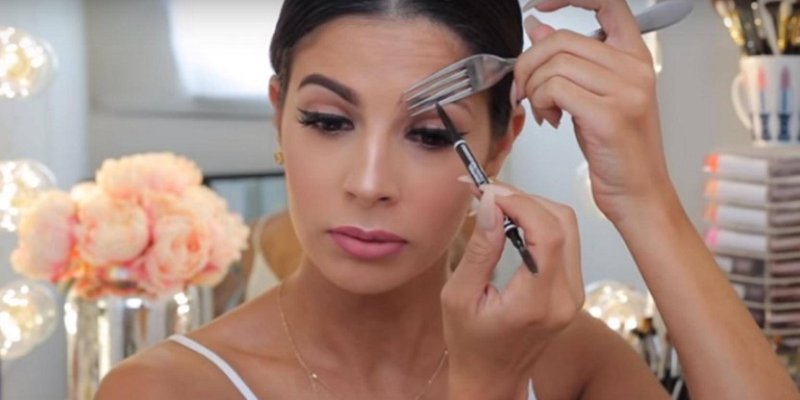 Девушка наносит макияж