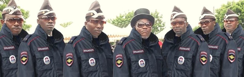 Негр в форме полиции