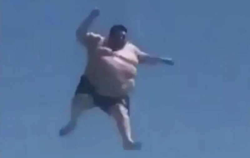 Толстые прыгают в воду